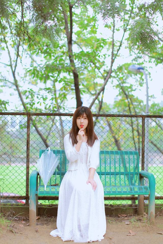 雨中安静等待的安详少女