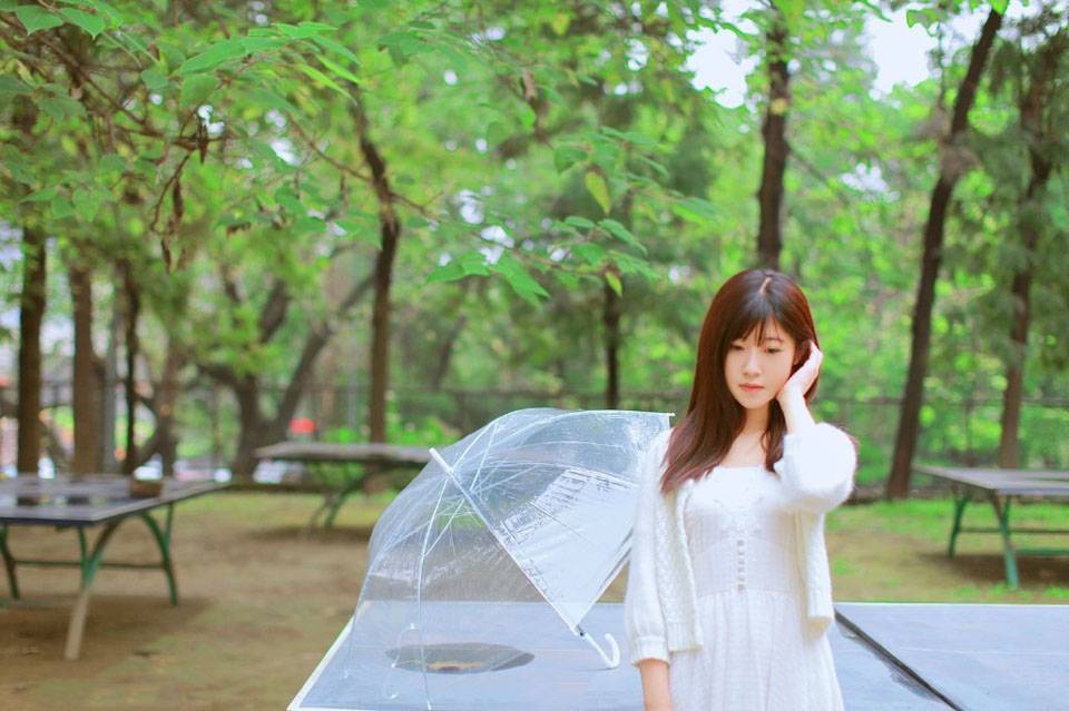 雨中安静等待的安详少女-2