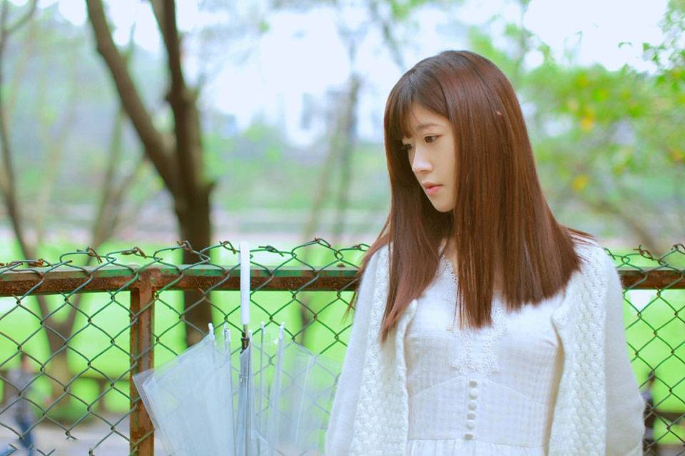 雨中安静等待的安详少女-3