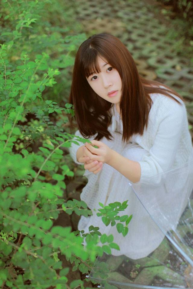 雨中安静等待的安详少女-6
