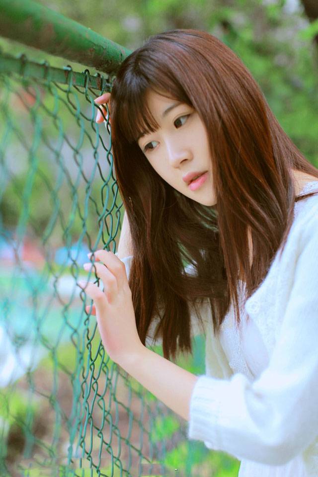 雨中安静等待的安详少女-7