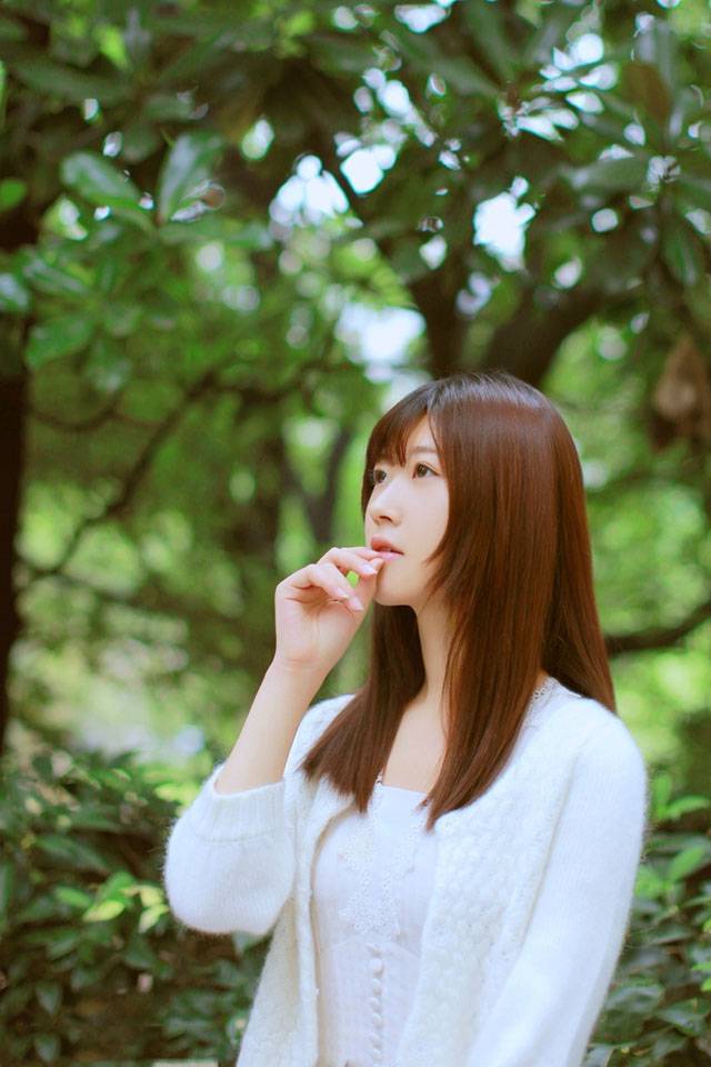 雨中安静等待的安详少女-8