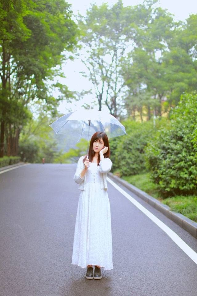 雨中安静等待的安详少女-9