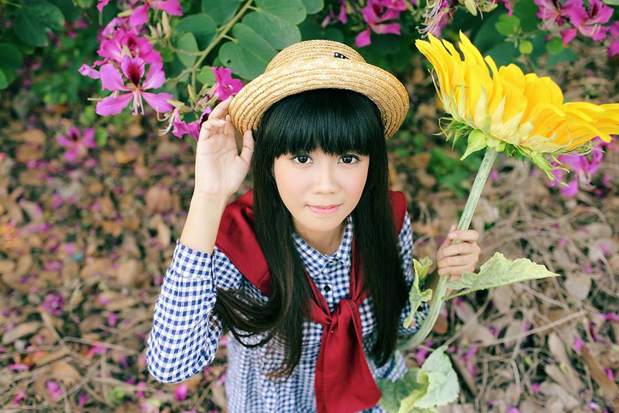 阳光下那灿烂如花的温情女孩