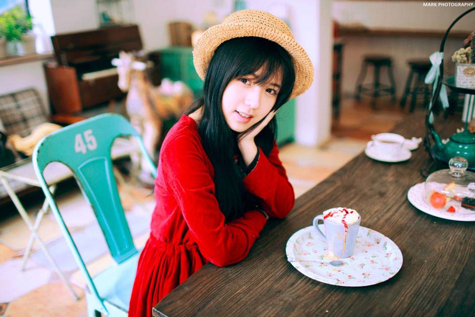 红裙姑娘的迷人笑容-2