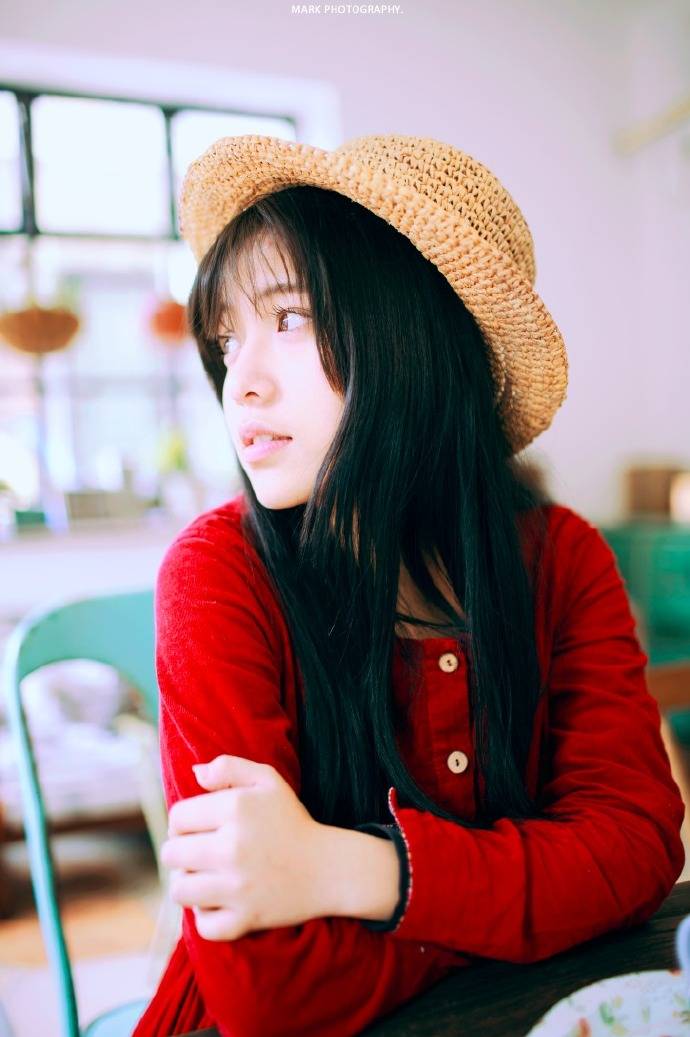 红裙姑娘的迷人笑容-3