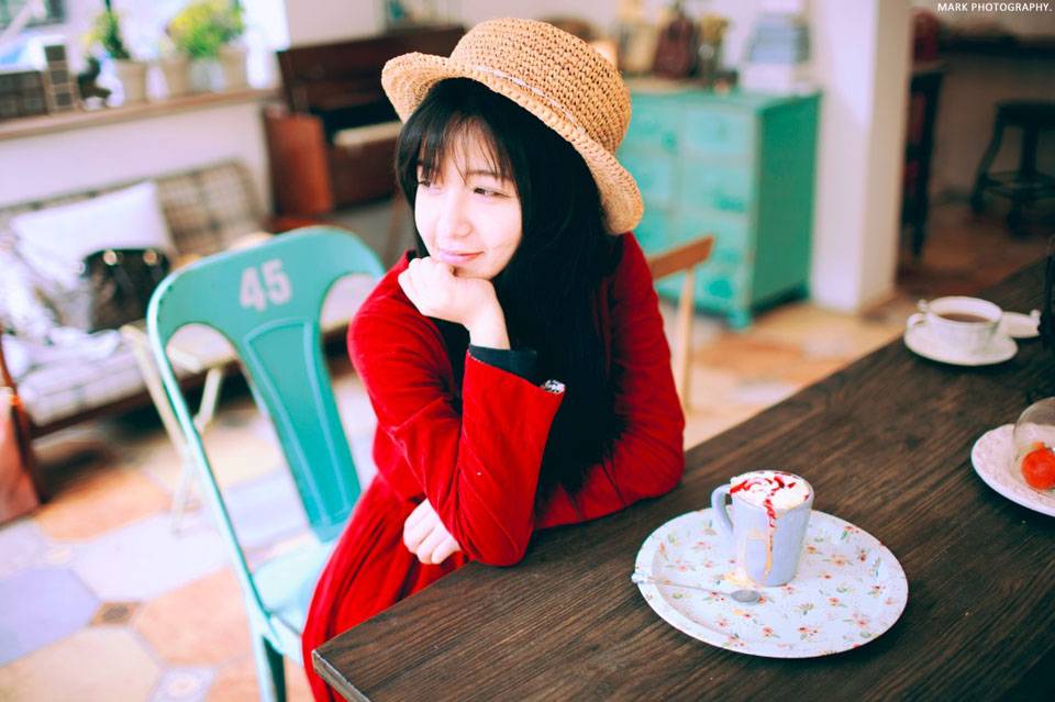 红裙姑娘的迷人笑容-4