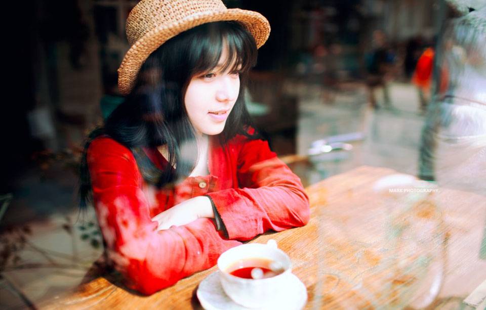 红裙姑娘的迷人笑容-5