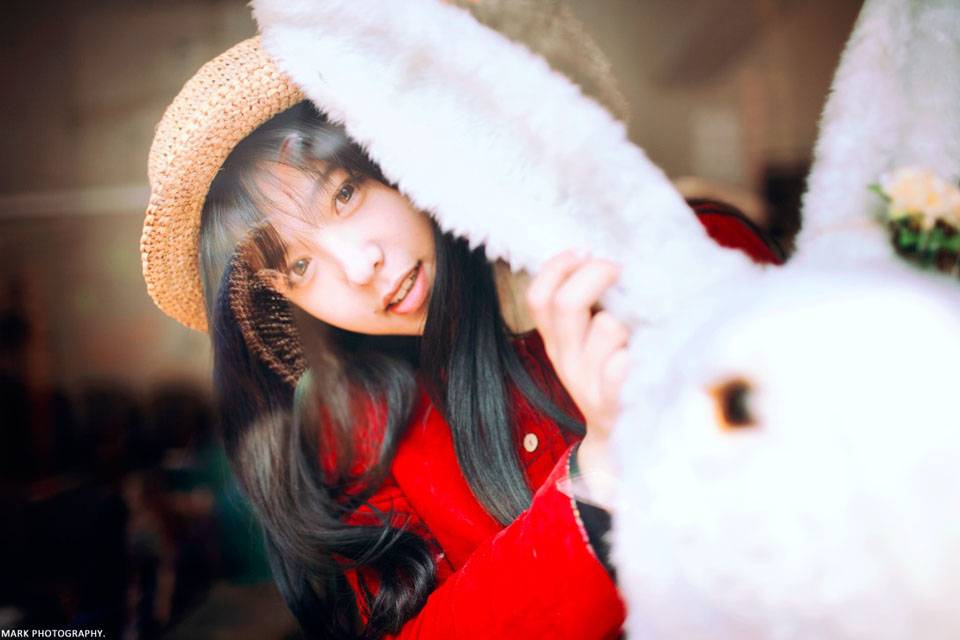 红裙姑娘的迷人笑容-8