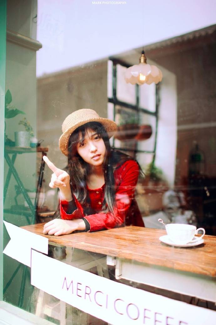 红裙姑娘的迷人笑容-10