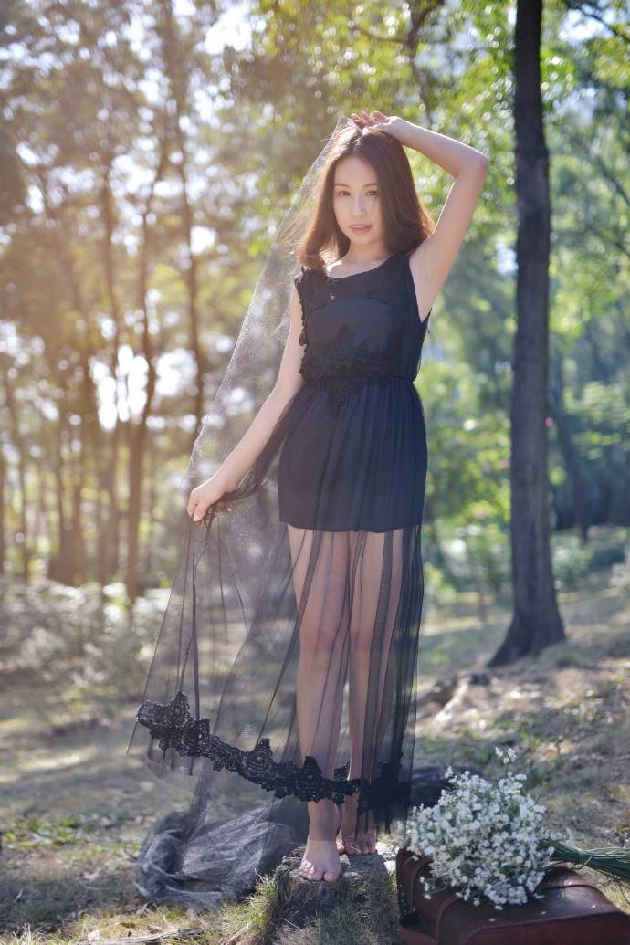 森林中的黑衣妩媚少女-4