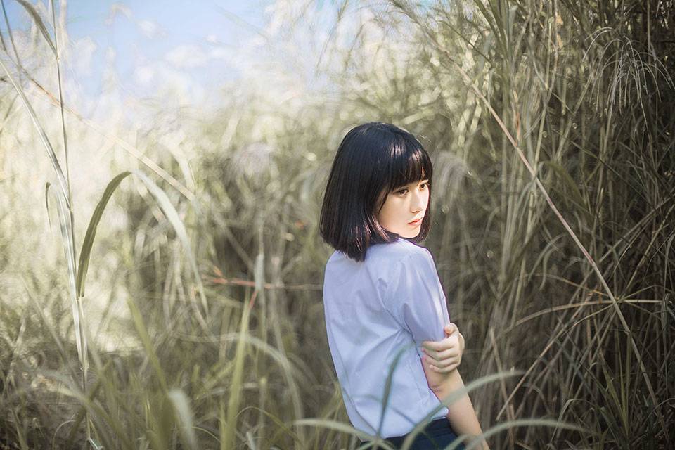 芦苇丛中的可爱校花-4