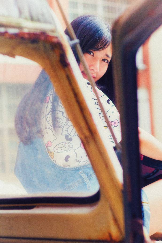 爱车少女的甜美笑容