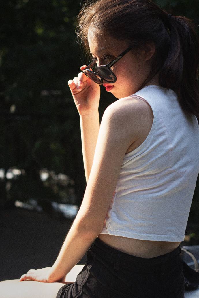 红唇妖娆的邻家姑娘