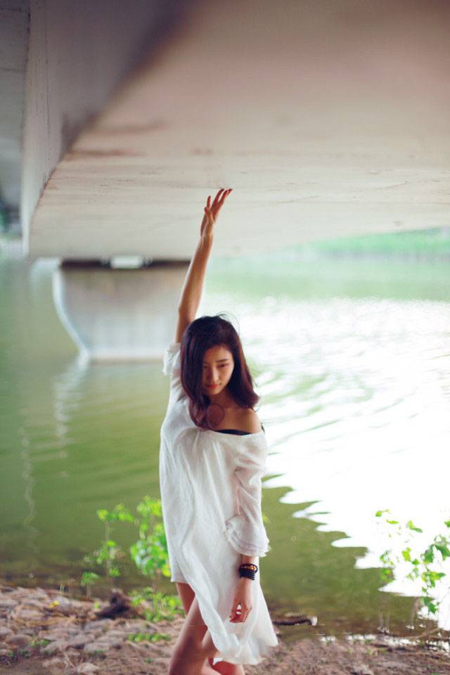 荷塘里的娇艳美人