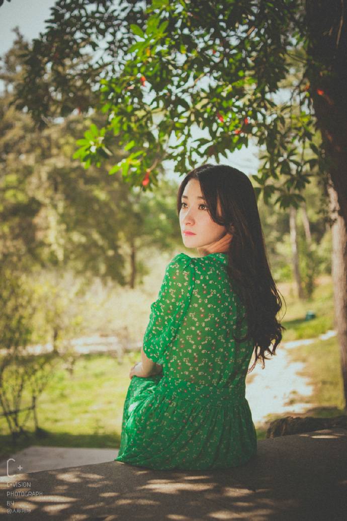 午后下的绿衣姑娘的忧伤-6