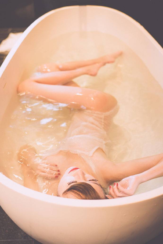 美胸少女的浴室诱人