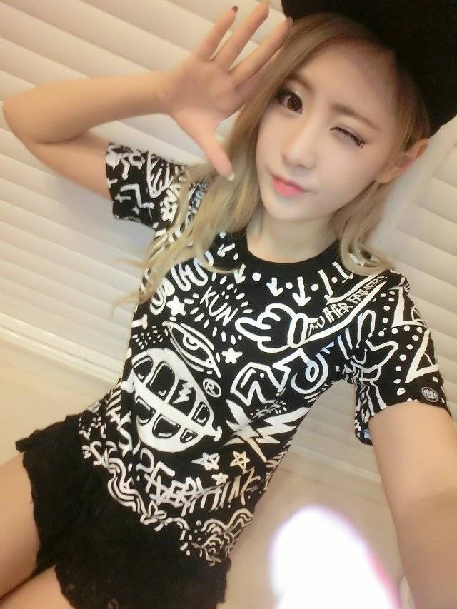 周维娜verna自拍服装照片集锦