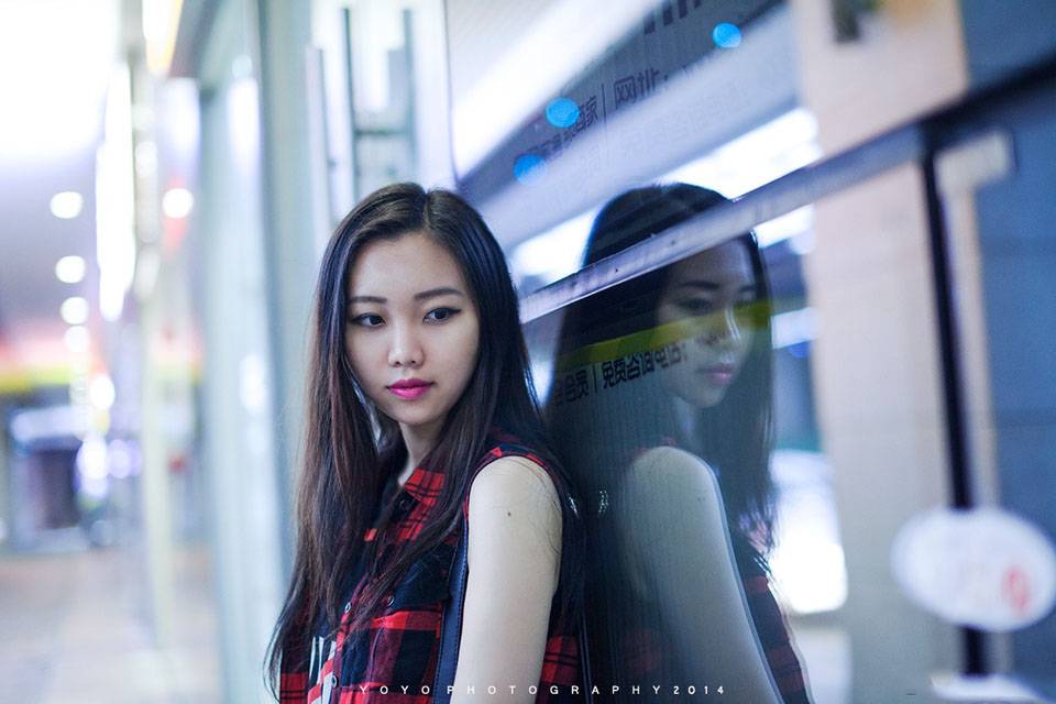 霓虹灯下少女的街拍-2