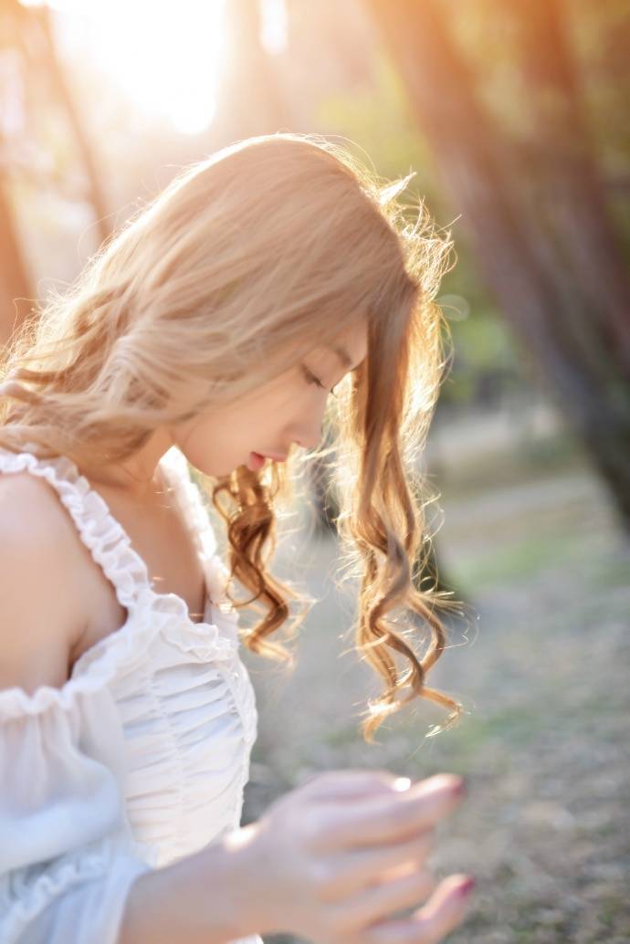 白衣少女的优美舞姿-8