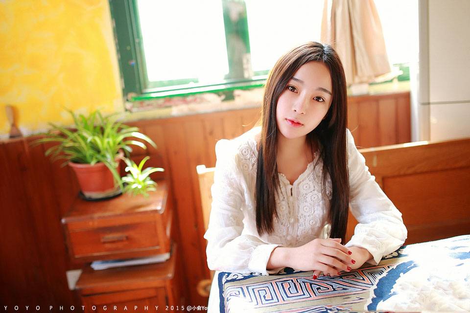 清纯少女午后咖啡厅的休闲