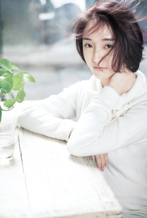 褚萌琦纯白写真清纯可人