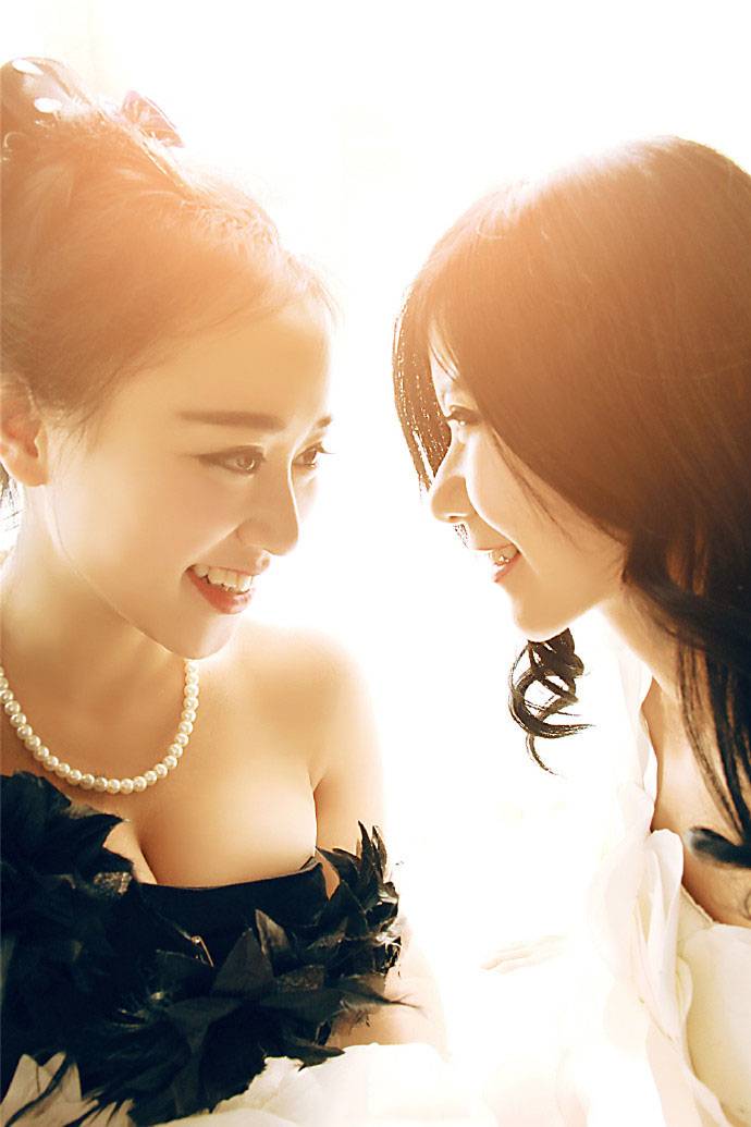 极品美艳姐妹花 美胸极尽展诱惑-7