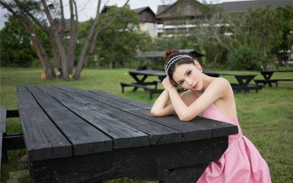 粉红色连衣裙清纯少女秀美胸展性感-2