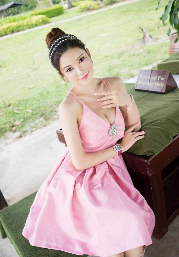 粉红色连衣裙清纯少女秀美胸展性感-6