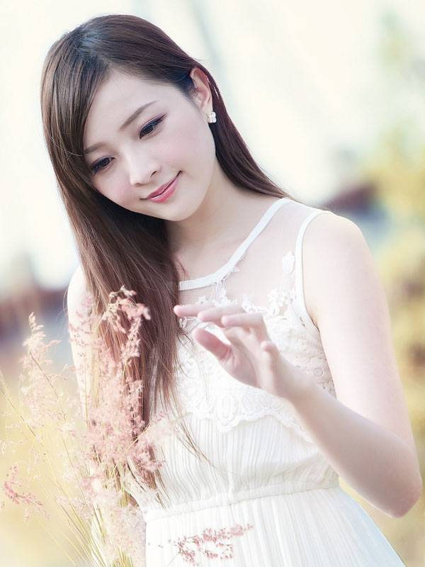 靓丽长发美女铁轨清纯写真