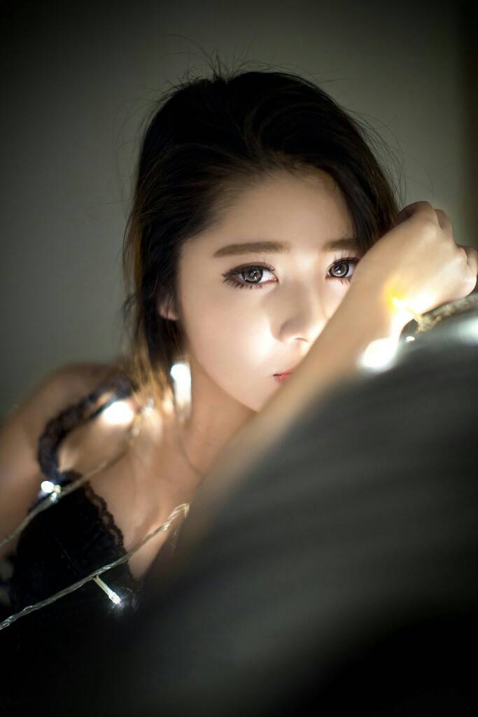 身着黑色睡衣美女红唇娇艳魅惑-2