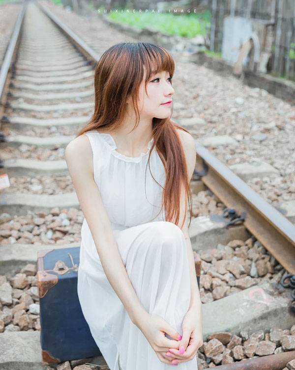 铁轨上90后美女 清纯的微笑