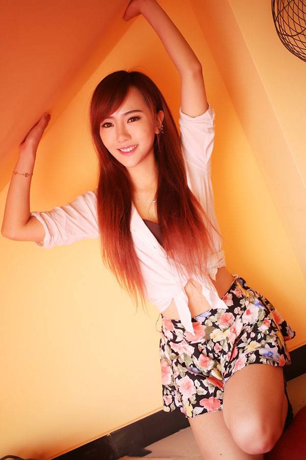 清纯长发美女楼梯口露美胸秀性感-4