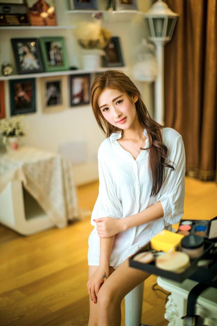 纯情美少女身着性感白衬衫私房拍摄-4