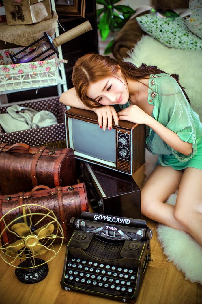 纯情美少女身着性感白衬衫私房拍摄-6