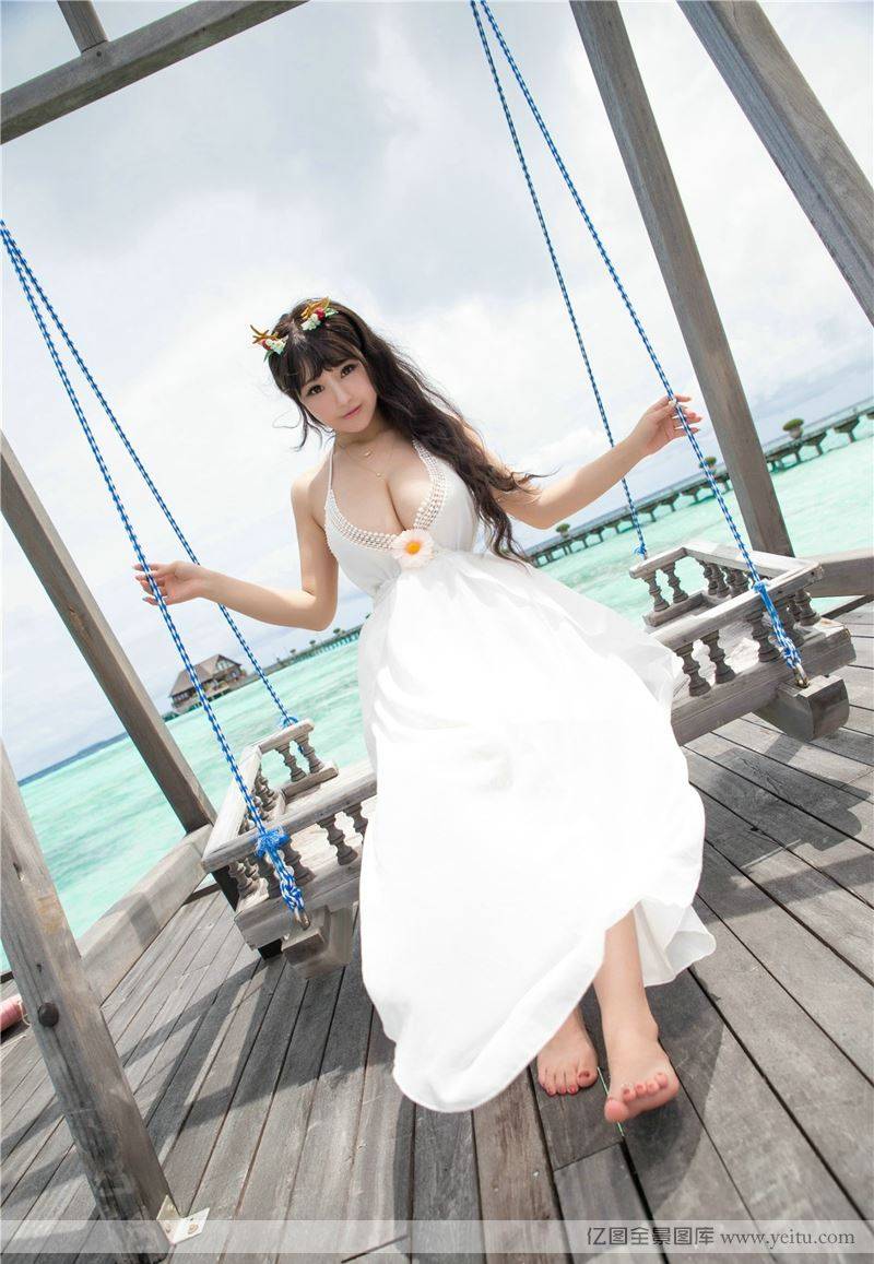 长发美女大海游艇甲板上爆乳性感写真