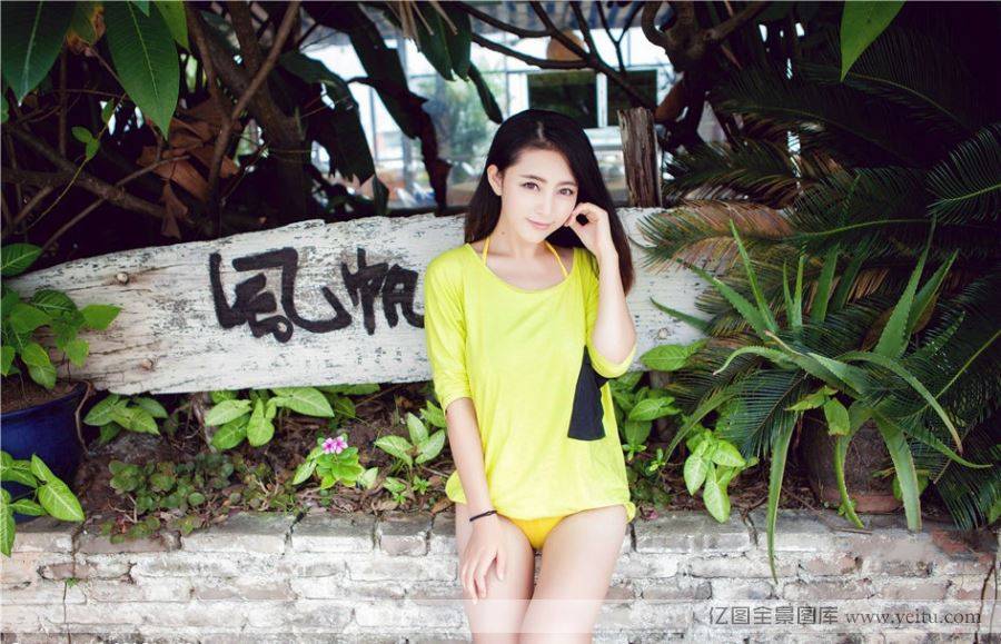 白皙嫩模户外泳衣巨乳高清写真