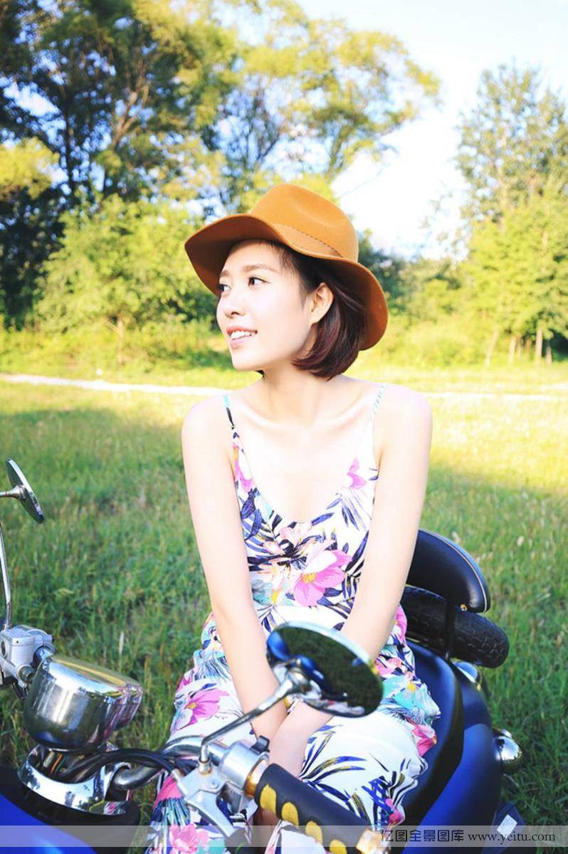 机车漂亮美眉白嫩清新唯美写真-3