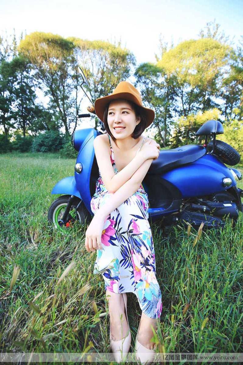 机车漂亮美眉白嫩清新唯美写真-4