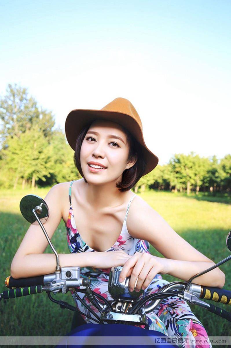 机车漂亮美眉白嫩清新唯美写真-5