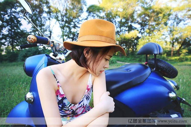 机车漂亮美眉白嫩清新唯美写真-6