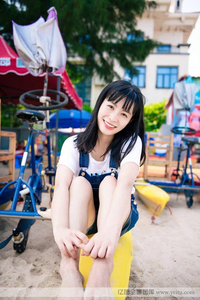 海边长发白嫩美女沙滩机车性感写真-6