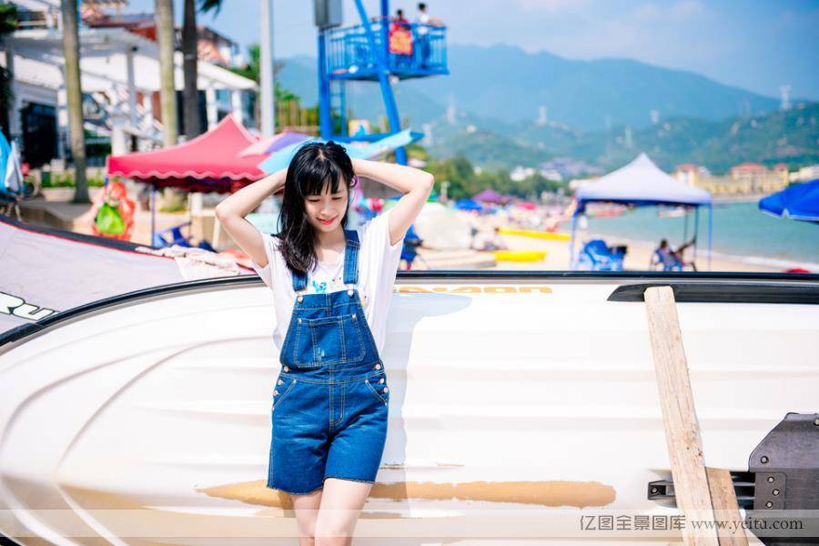 海边长发白嫩美女沙滩机车性感写真-8