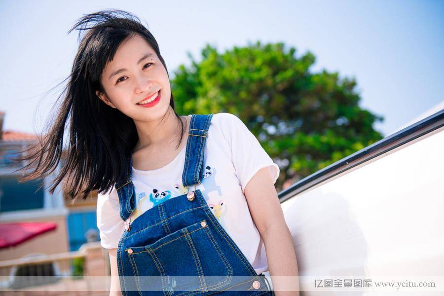 海边长发白嫩美女沙滩机车性感写真-7