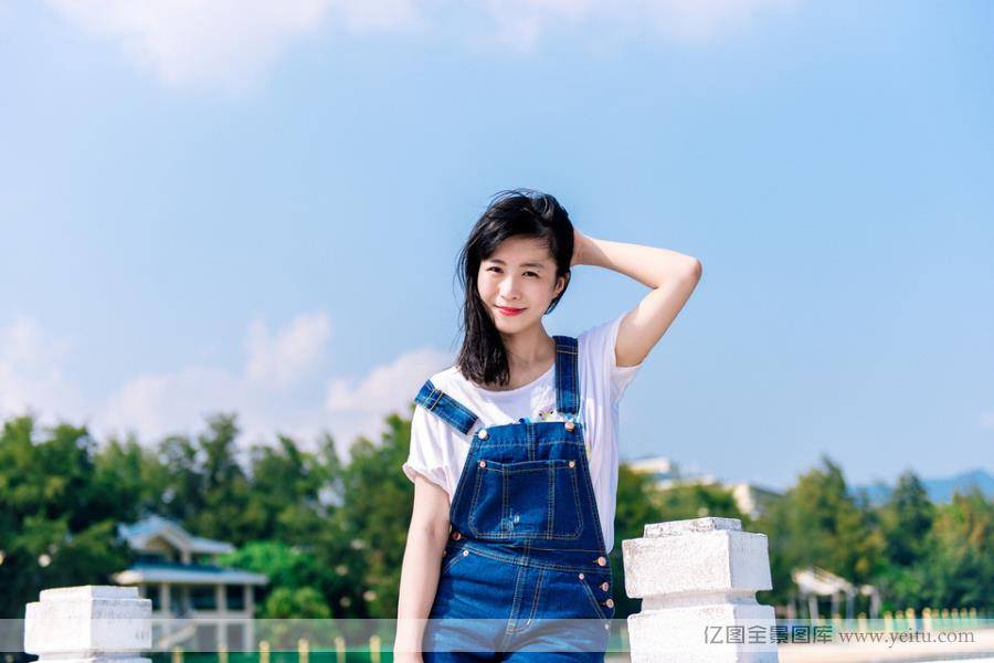 海边长发白嫩美女沙滩机车性感写真-9