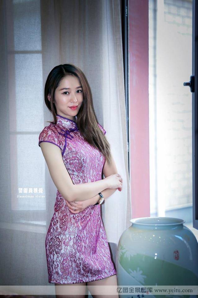 长发气质美女旗袍显完美身材-2