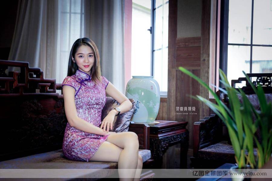 长发气质美女旗袍显完美身材-9