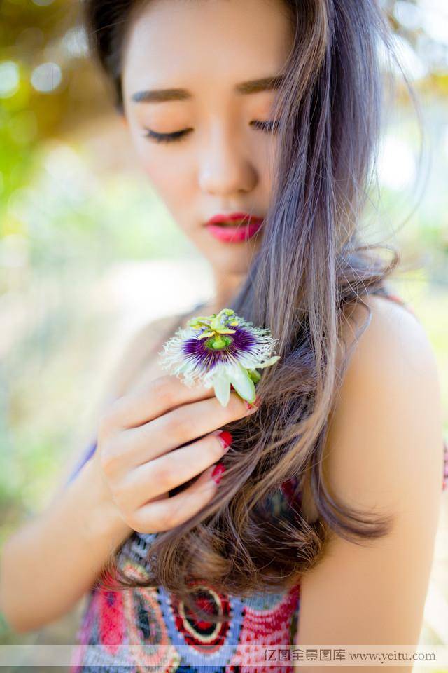 清新长发少女紫藤花下纯情写真-4