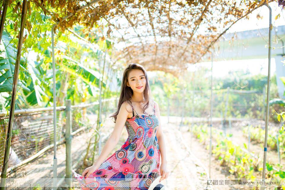 清新长发少女紫藤花下纯情写真-7