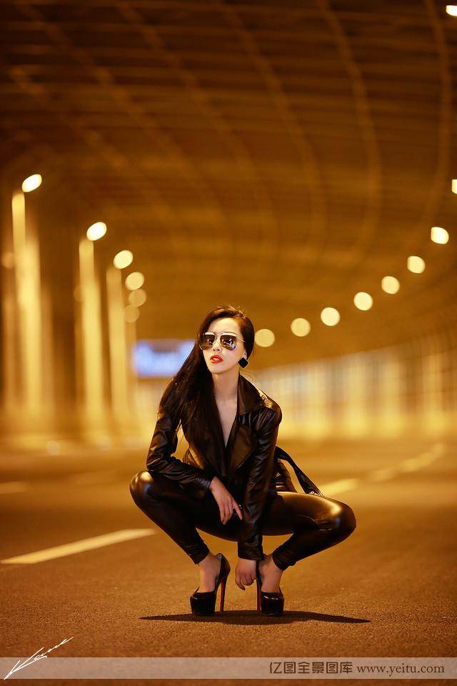 街头夜色灯光下美女模特性感小蛮腰写真-2